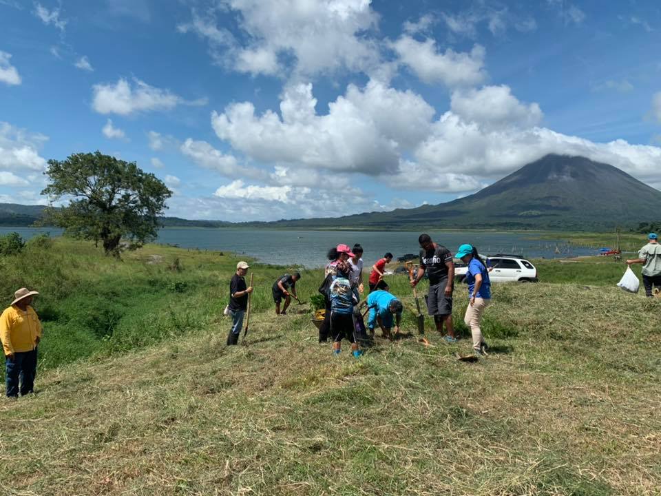 Limpieza del Lago Arenal y reforestación caló en la consciencia del voluntariado